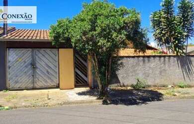 Imagem: A casa possui 3 Dormitórios, 1 Banheiro, 2 Vagas na garagem
