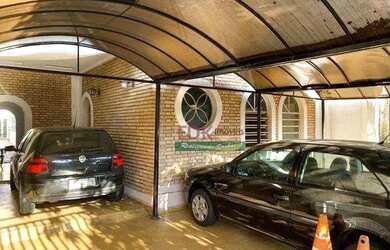 Imagem: A casa possui 5 Dormitórios, 5 Banheiros, 4 Vagas na garagem