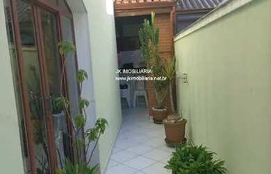 Imagem: A casa possui 3 Dormitórios, 4 Banheiros, 3 Vagas na garagem