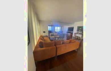 Imagem: O apartamento possui 4 Dormitórios, 2 Banheiros, 2 Vagas na