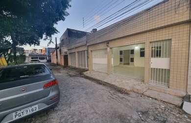 Imagem: A casa possui 3 Dormitórios, 3 Banheiros, 2 Vagas na garagem