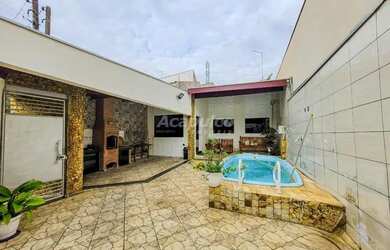 Imagem: A casa possui 2 Dormitórios, 2 Banheiros, 2 Vagas na garagem