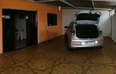 Imagem: A casa possui 4 Dormitórios, 3 Banheiros, 2 Vagas na garagem