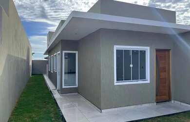 Imagem: A casa possui 3 Dormitórios, 1 Banheiro, 2 Vagas na garagem