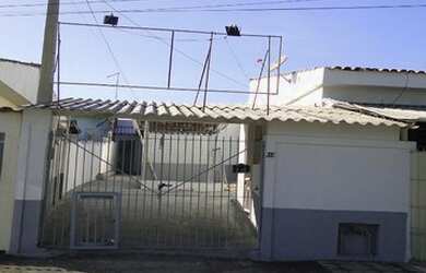 Imagem: A casa possui 2 Dormitórios, 1 Banheiro, 1 Vaga na garagem