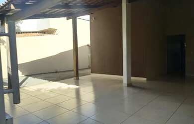 Imagem: A casa possui 3 Dormitórios, 3 Banheiros, 2 Vagas na garagem