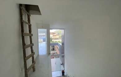 Imagem: A casa possui 4 Dormitórios, 5 Banheiros, 2 Vagas na garagem