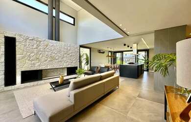 Imagem: A casa em condomínio possui 4 Dormitórios, 5 Banheiros, 2