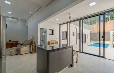 Imagem: A casa em condomínio possui 3 Dormitórios, 3 Banheiros, 2