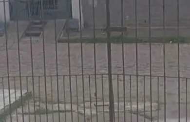 Imagem: A casa possui 2 Dormitórios, 1 Banheiro e está localizado