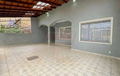 Imagem: A casa possui 4 Dormitórios, 2 Banheiros, 5 Vagas na garagem