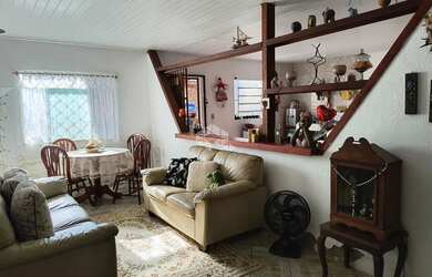 Imagem: A casa possui 5 Dormitórios, 1 Banheiro, 4 Vagas na garagem