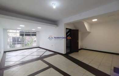 Imagem: A casa possui 3 Dormitórios, 2 Banheiros, 3 Vagas na garagem