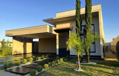 Imagem: A casa possui 3 Dormitórios, 1 Banheiro, 1 Vaga na garagem