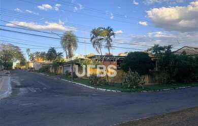 Imagem: A casa possui 5 Dormitórios, 5 Banheiros, 3 Vagas na garagem
