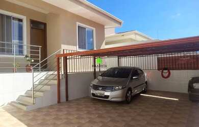 Imagem: A casa possui 2 Dormitórios, 2 Banheiros, 3 Vagas na garagem