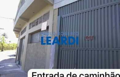 Imagem: O depósito possui 2 Vagas na garagem, 225m² de Área e está