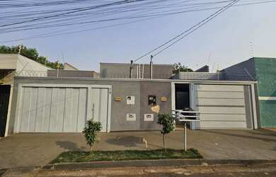 Imagem: A casa possui 3 Dormitórios, 2 Banheiros, 2 Vagas na garagem