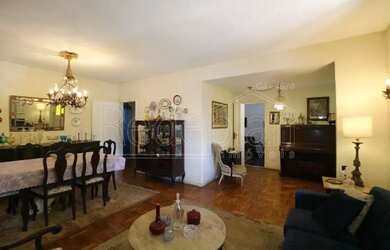 Imagem: A casa possui 4 Dormitórios, 2 Banheiros, 1 Vaga na garagem