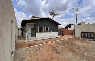 Imagem: A casa possui 4 Dormitórios, 3 Banheiros, 4 Vagas na garagem