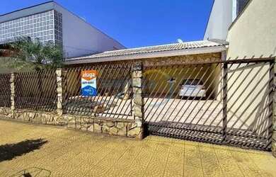 Imagem: A casa possui 4 Dormitórios, 3 Banheiros, 3 Vagas na garagem