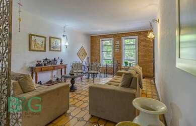 Imagem: A casa possui 3 Dormitórios, 3 Banheiros, 2 Vagas na garagem