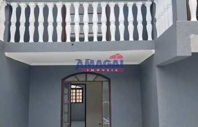 Imagem: A casa possui 3 Dormitórios, 2 Banheiros, 2 Vagas na garagem