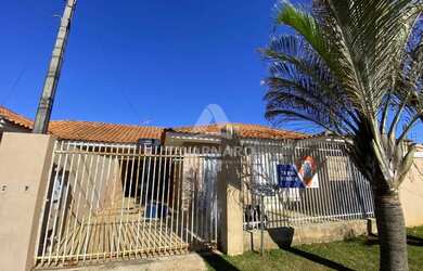 Imagem: A casa possui 3 Dormitórios, 1 Banheiro, 4 Vagas na garagem