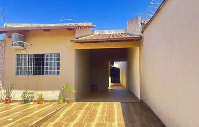 Imagem: A casa possui 3 Dormitórios, 2 Banheiros, 3 Vagas na garagem