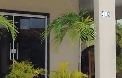 Imagem: A casa possui 3 Dormitórios, 2 Banheiros, 3 Vagas na garagem