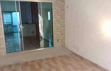 Imagem: A casa possui 2 Dormitórios, 1 Banheiro, 1 Vaga na garagem