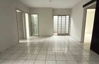 Imagem: A casa possui 3 Dormitórios, 2 Banheiros, 1 Vaga na garagem