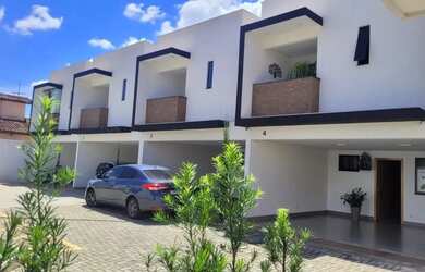 Imagem: A casa possui 3 Dormitórios, 3 Banheiros, 2 Vagas na garagem