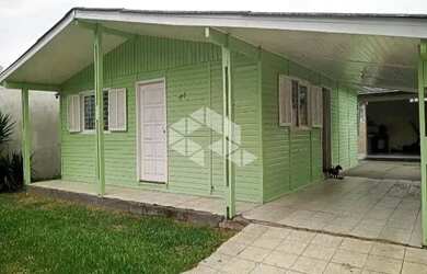 Imagem: A casa possui 2 Dormitórios, 1 Banheiro, 2 Vagas na garagem