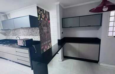 Imagem: A casa possui 3 Dormitórios, 3 Banheiros, 2 Vagas na garagem