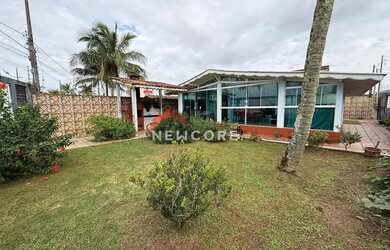 Imagem: A casa possui 3 Dormitórios, 2 Banheiros, 4 Vagas na garagem