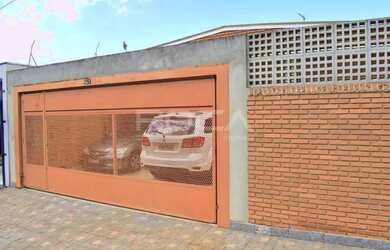 Imagem: A casa possui 3 Dormitórios, 2 Banheiros, 2 Vagas na garagem