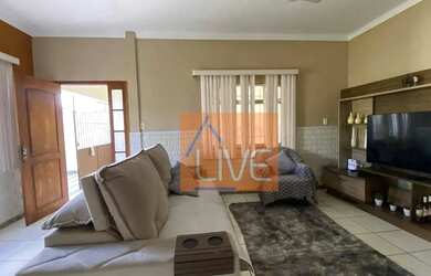 Imagem: A casa possui 3 Dormitórios, 2 Banheiros, 2 Vagas na garagem