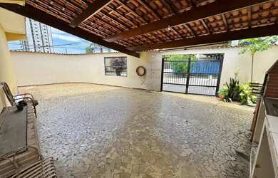 Imagem: A casa e possui 2 Dormitórios, Suítes, 1 Banheiro, 4 Vagas