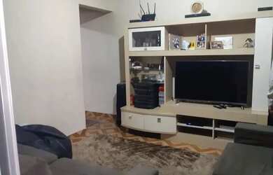 Imagem: A casa possui 2 Dormitórios, 2 Banheiros, 2 Vagas na garagem