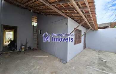 Imagem: A casa possui 3 Dormitórios, 2 Banheiros, 1 Vaga na garagem