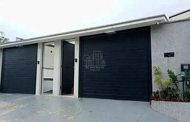 Imagem: A casa possui 2 Dormitórios, 2 Banheiros, 2 Vagas na garagem