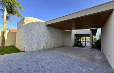 Imagem: A casa possui 3 Dormitórios, 3 Banheiros, 2 Vagas na garagem