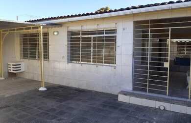 Imagem: A casa possui 3 Dormitórios, 2 Banheiros, 3 Vagas na garagem