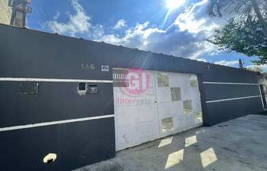 Imagem: A casa possui 4 Dormitórios, 3 Banheiros, 4 Vagas na garagem