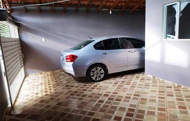 Imagem: A casa possui 2 Dormitórios, 1 Banheiro, 1 Vaga na garagem