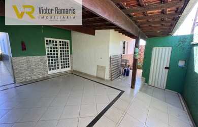 Imagem: A casa possui 3 Dormitórios, 2 Banheiros, 4 Vagas na garagem