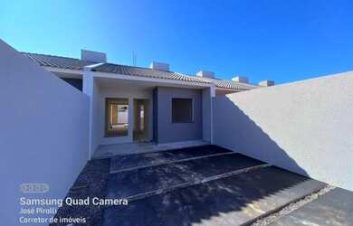 Imagem: A casa possui 2 Dormitórios, 1 Banheiro, 2 Vagas na garagem