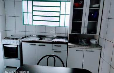 Imagem: A casa possui 2 Dormitórios, 1 Banheiro, 1 Vaga na garagem