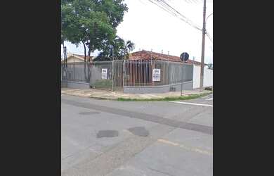 Imagem: A casa possui 3 Dormitórios, 3 Banheiros, 2 Vagas na garagem